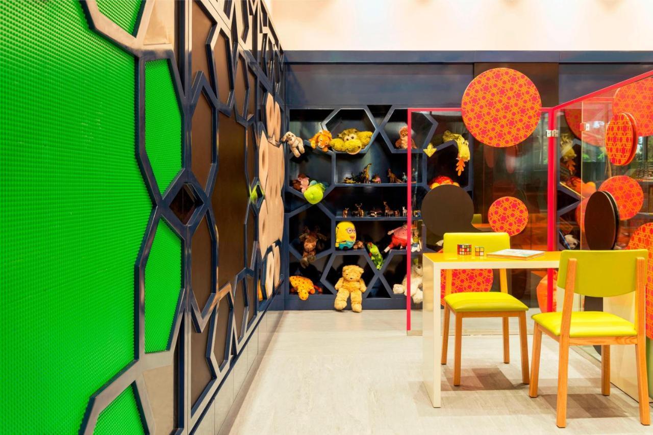 Le Meridien Mina Seyahi Beach Resort & Waterpark Dubai Ngoại thất bức ảnh Interior of a McDonald's in Shanghai, China