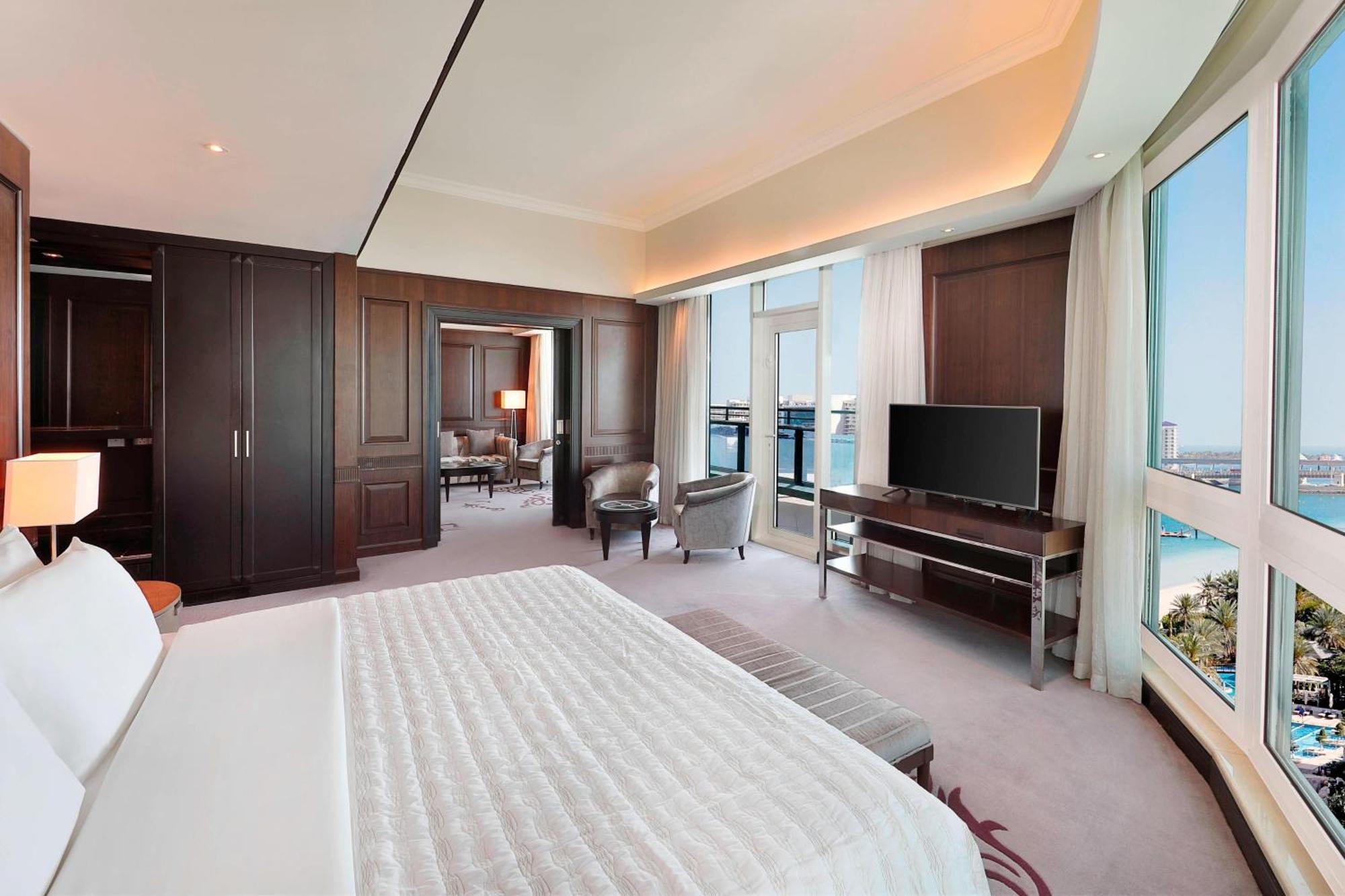 Le Meridien Mina Seyahi Beach Resort & Waterpark Dubai Ngoại thất bức ảnh A suite at the Westin Dubai