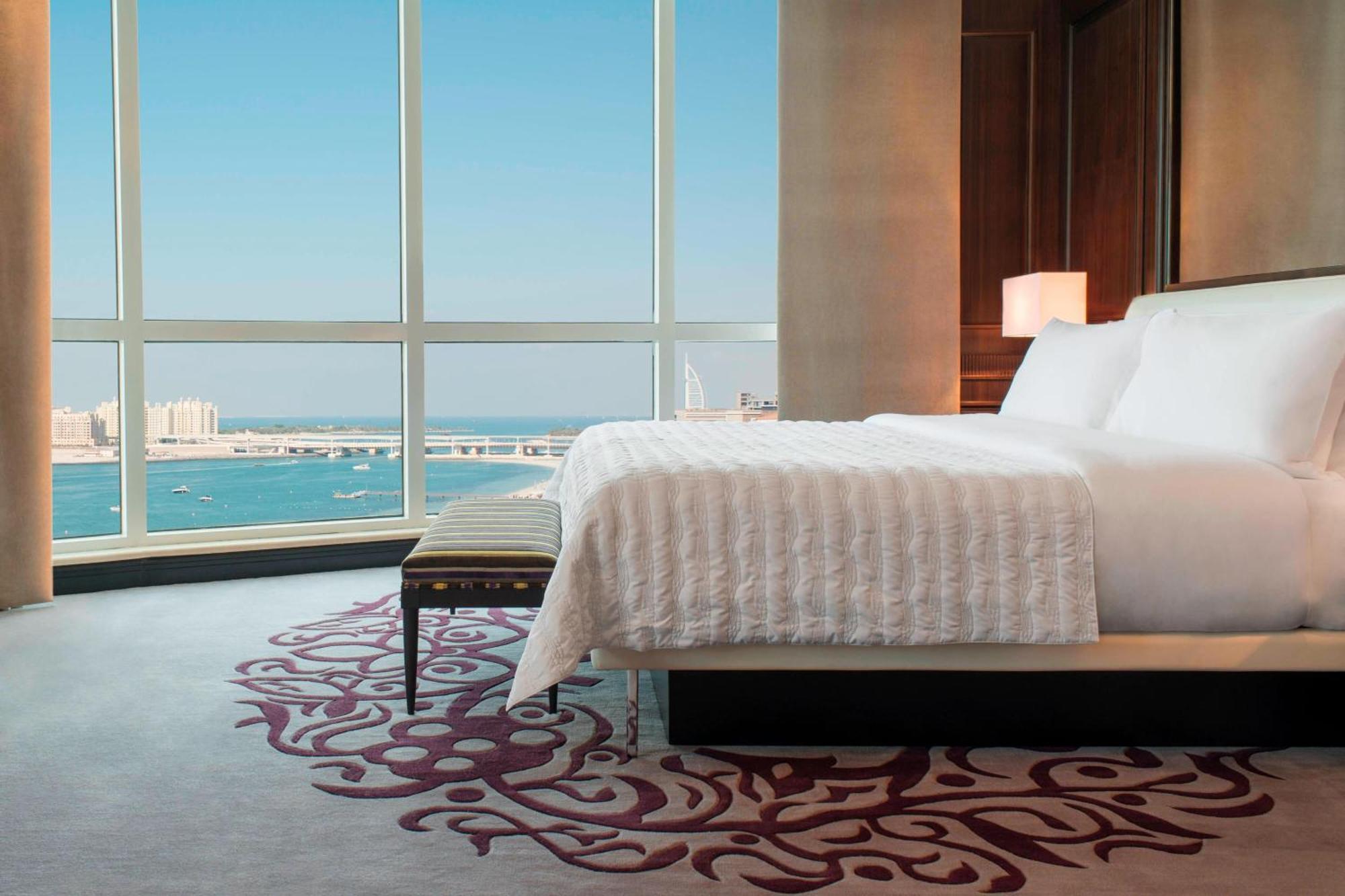 Le Meridien Mina Seyahi Beach Resort & Waterpark Dubai Ngoại thất bức ảnh A bedroom at the Jumeirah Atlantis